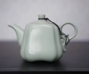 Чайники из фарфора, стекла